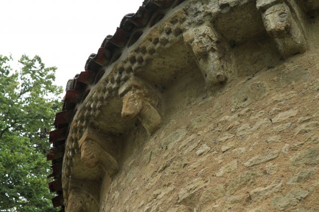 02. Saint-Pierre du Mont - modillons du chevet [photo JPV]